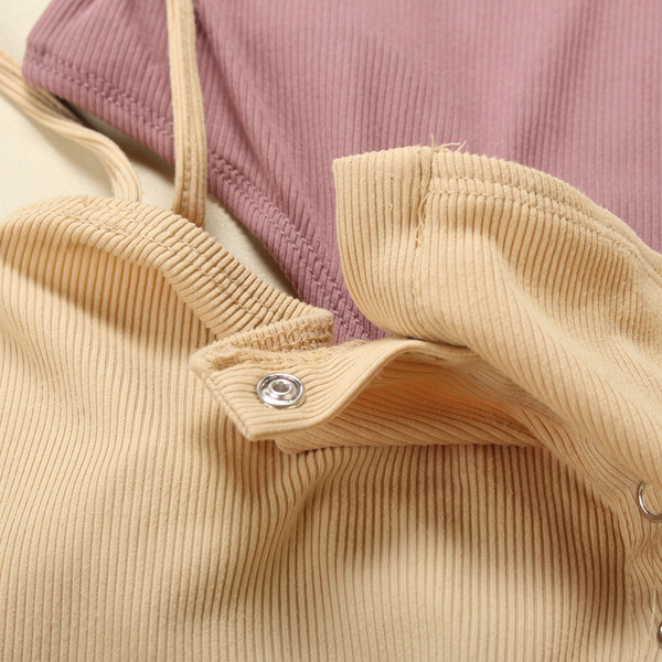 Női test négyzet alakú nyakkivágással, vékony pántokkal és gombokkal