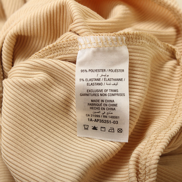 Női test négyzet alakú nyakkivágással, vékony pántokkal és gombokkal