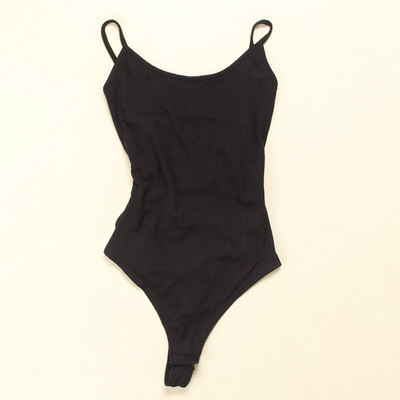 Tiszta női test, hátul megkötős