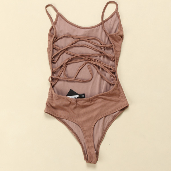 Tiszta női test, hátul megkötős