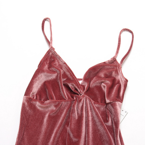 Női bársony body vékony pántokkal és V-nyakkal