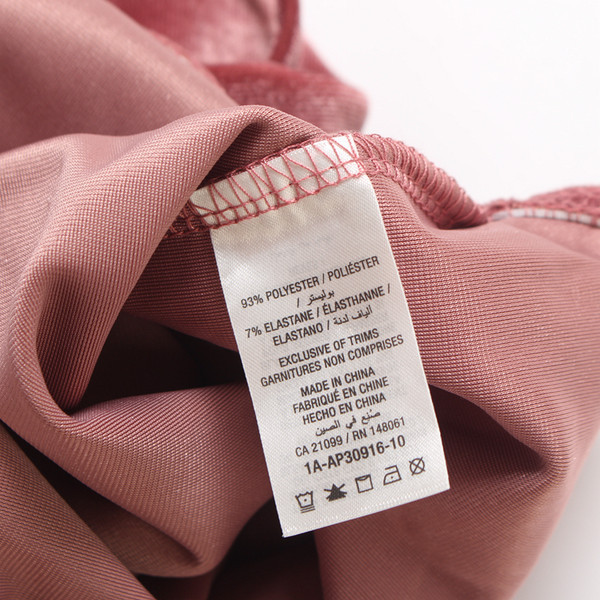 Női bársony body vékony pántokkal és V-nyakkal