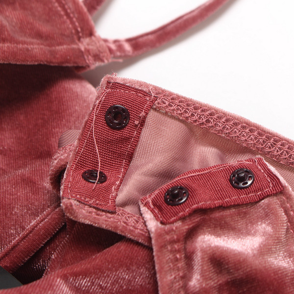 Női bársony body vékony pántokkal és V-nyakkal