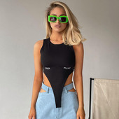 Sievietes ķermenis ar ovālu kakla izgriezumu un uzrakstu