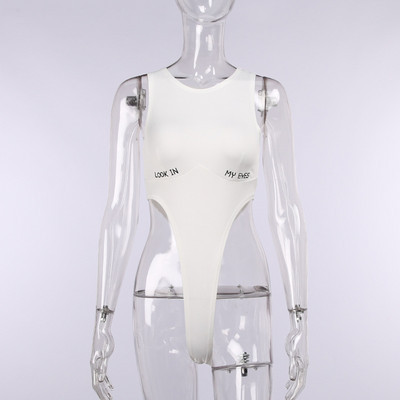 Sievietes ķermenis ar ovālu kakla izgriezumu un uzrakstu