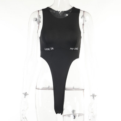 Sievietes ķermenis ar ovālu kakla izgriezumu un uzrakstu