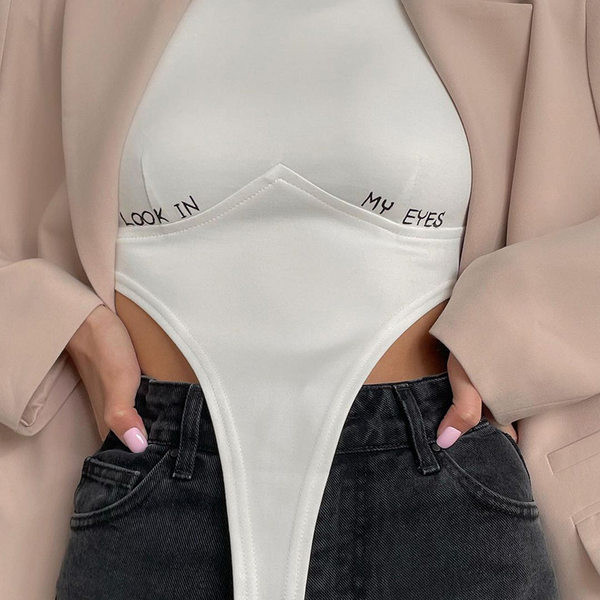 Sievietes ķermenis ar ovālu kakla izgriezumu un uzrakstu