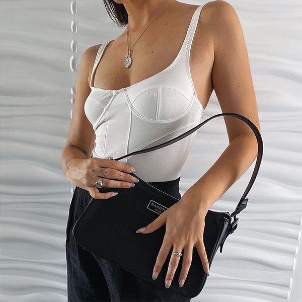 Kandilise dekoltee ja õhukeste rihmadega naiste keha