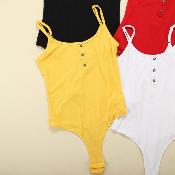 Naiste keha õhukeste reguleeritavate rihmade ja nööpidega