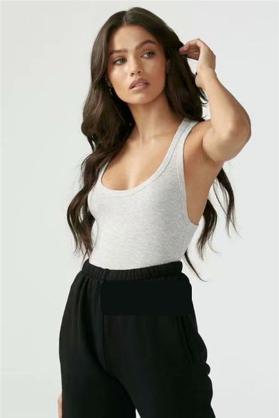 Női sporttest ovális nyakkivágással