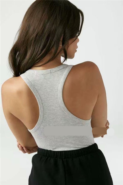 Női sporttest ovális nyakkivágással