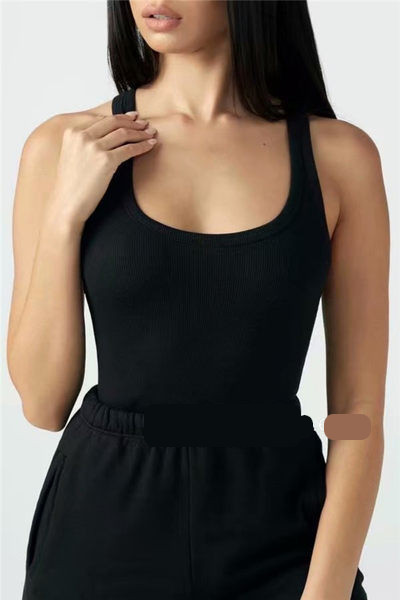 Női sporttest ovális nyakkivágással