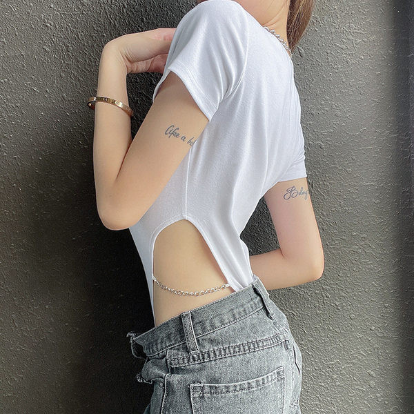 Női test ovális nyakkivágással és fém elemmel