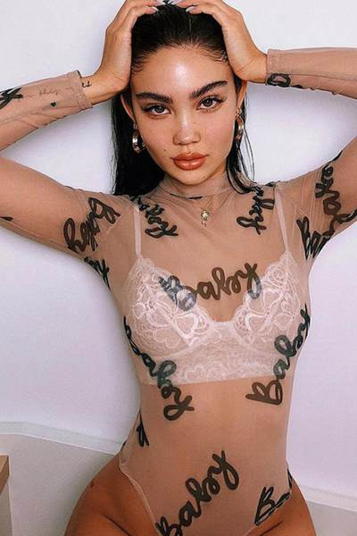 Naiste läbipaistev keha kõrge krae ja kirjaga