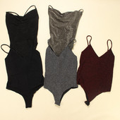 Sievietes ķermenis ar špica izgriezumu un spīdīgu efektu