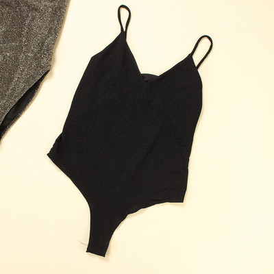 Sievietes ķermenis ar špica izgriezumu un spīdīgu efektu