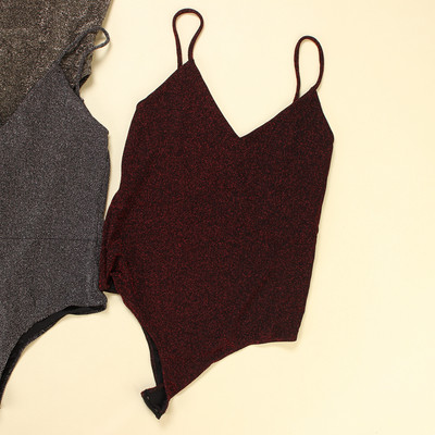 Sievietes ķermenis ar špica izgriezumu un spīdīgu efektu