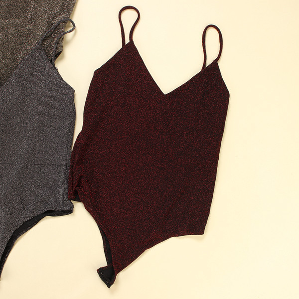 Sievietes ķermenis ar špica izgriezumu un spīdīgu efektu