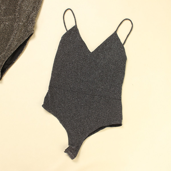 Sievietes ķermenis ar špica izgriezumu un spīdīgu efektu