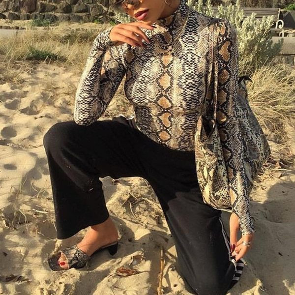 Ussimustri ja pikkade varrukatega naiste keha