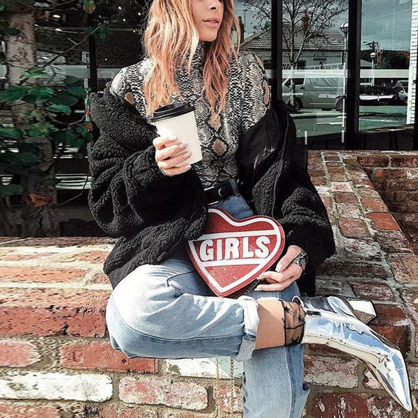 Ussimustri ja pikkade varrukatega naiste keha