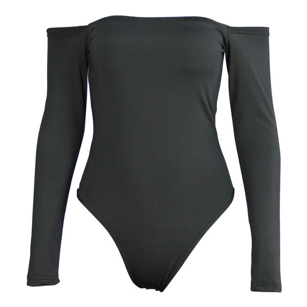 Naiste liibuv keha pikkade varrukate ja allalastud õlgadega