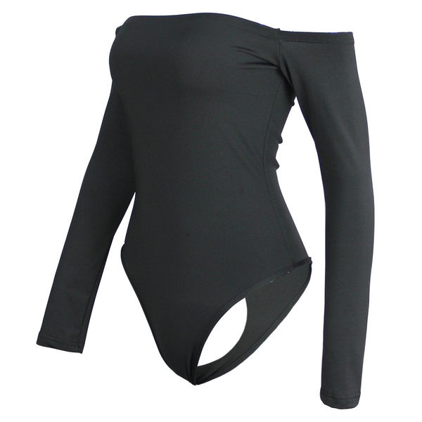 Naiste liibuv keha pikkade varrukate ja allalastud õlgadega