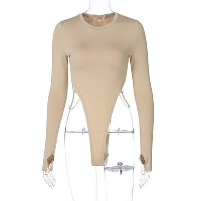 Modern női test hosszú ujjú fémlánccal