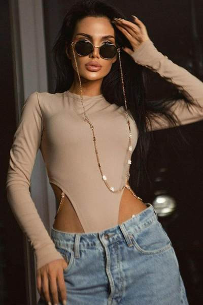 Modern női test hosszú ujjú fémlánccal