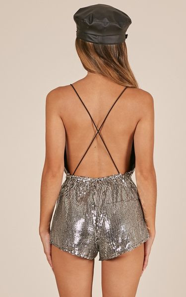 Modern női overál flitterekkel