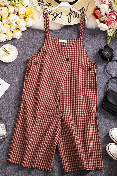 Peenikeste rihmade ja nööpidega naiste ruuduline kombinesoon