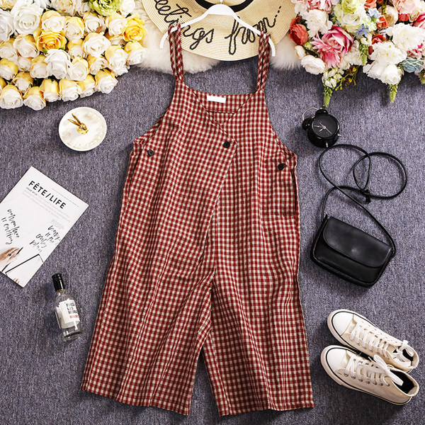 Peenikeste rihmade ja nööpidega naiste ruuduline kombinesoon