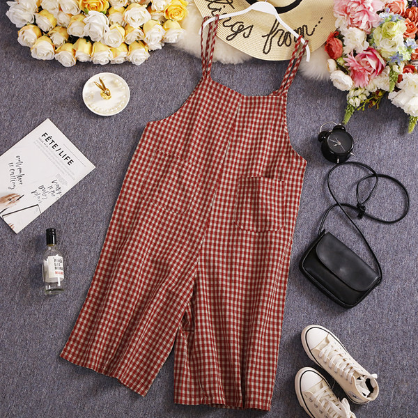 Peenikeste rihmade ja nööpidega naiste ruuduline kombinesoon