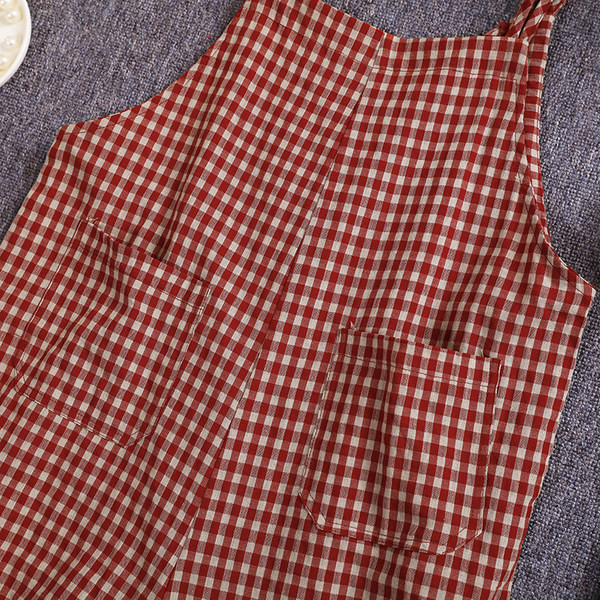 Peenikeste rihmade ja nööpidega naiste ruuduline kombinesoon