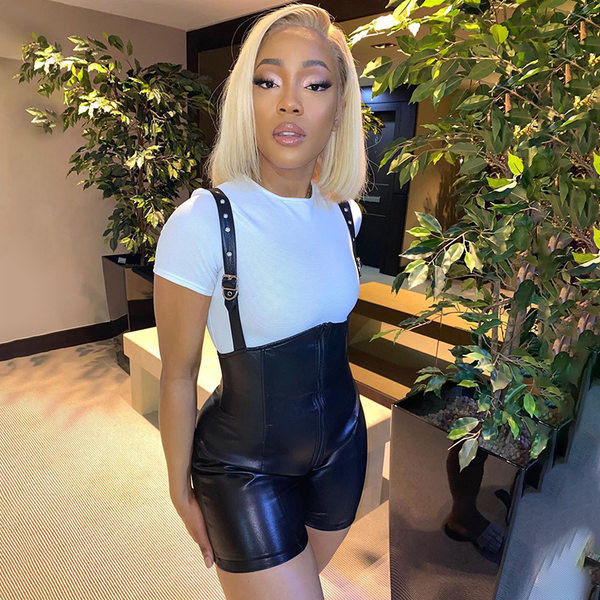 Női bőr rövid jumpsuit magas derékkal és pántokkal