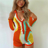 Moodne naiste nööpide ja pikkade varrukatega kombinesoon