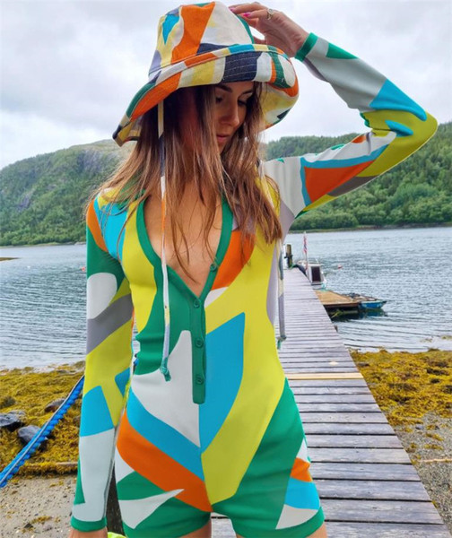 Moodne naiste nööpide ja pikkade varrukatega kombinesoon