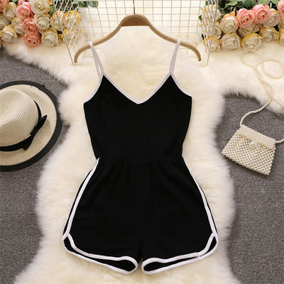 Női sport rövidnadrág, vékony pántokkal és V-nyakkal