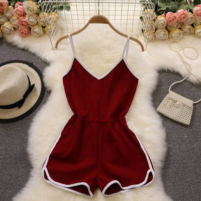 Női sport rövidnadrág, vékony pántokkal és V-nyakkal