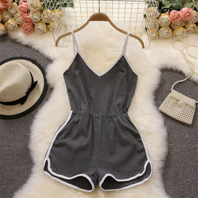 Női sport rövidnadrág, vékony pántokkal és V-nyakkal