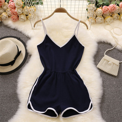 Női sport rövidnadrág, vékony pántokkal és V-nyakkal