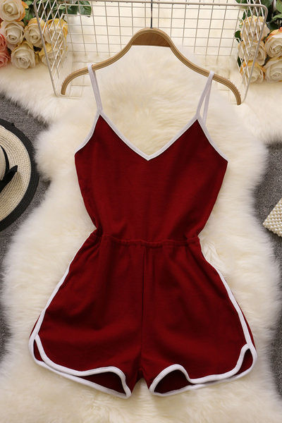 Női sport rövidnadrág, vékony pántokkal és V-nyakkal