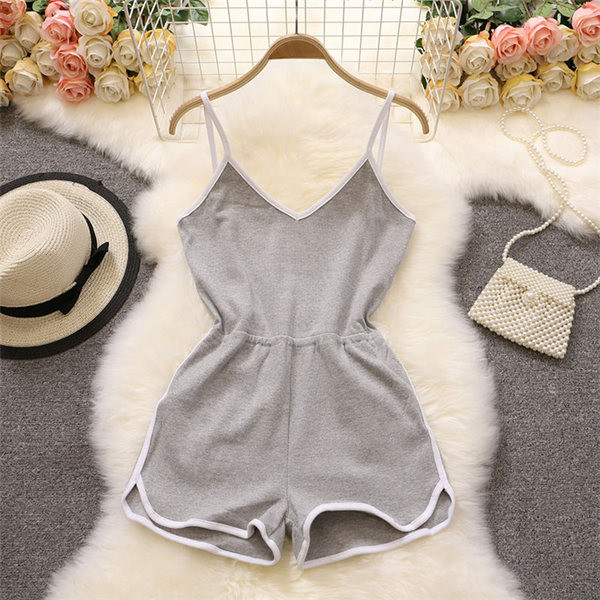 Női sport rövidnadrág, vékony pántokkal és V-nyakkal