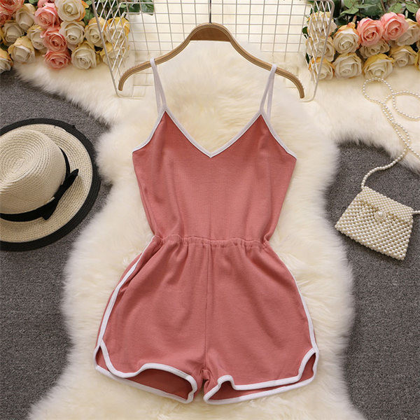 Női sport rövidnadrág, vékony pántokkal és V-nyakkal