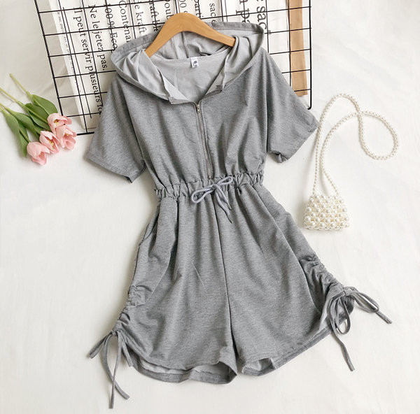 Naiste vabaaja kombinesoon kapuutsi ja lipsudega