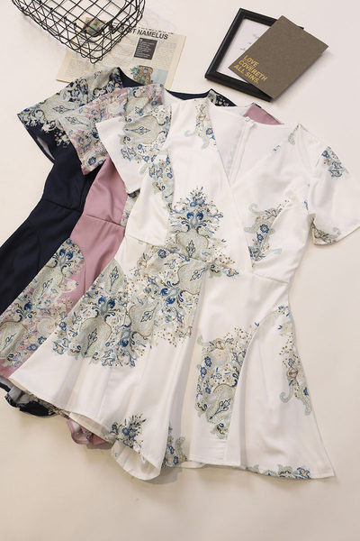 Uus mudel kaasaegne lühike V-kaelusega kombinesoon