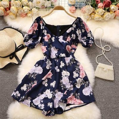 Sieviešu īss kombinezons ar ovālu kakla izgriezumu un ziedu motīviem