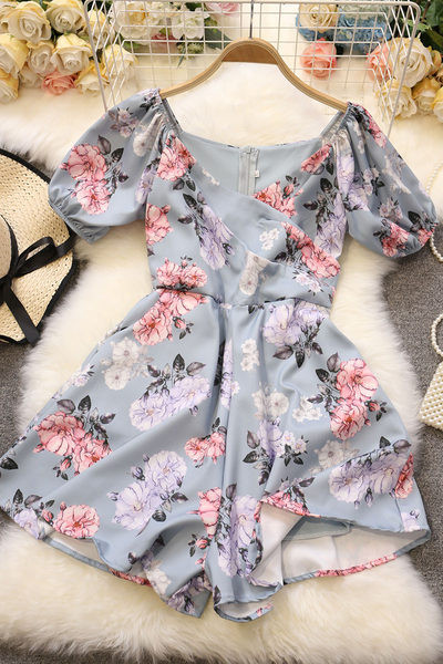 Sieviešu īss kombinezons ar ovālu kakla izgriezumu un ziedu motīviem