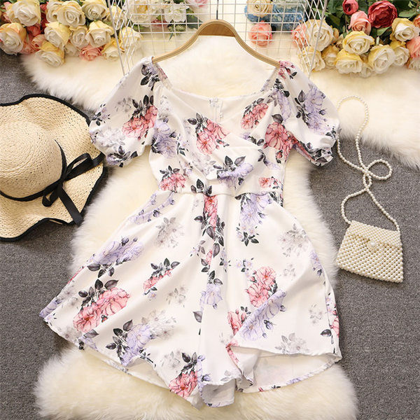 Sieviešu īss kombinezons ar ovālu kakla izgriezumu un ziedu motīviem