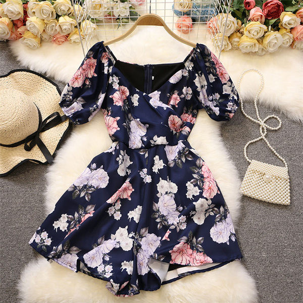 Sieviešu īss kombinezons ar ovālu kakla izgriezumu un ziedu motīviem